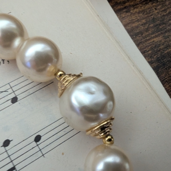 Vintage Faux Pearl Necklace - Picture 5 of 16
